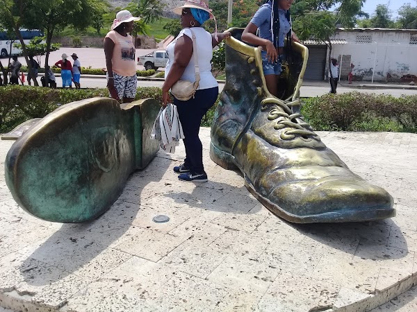 Monumento Los Zapatos Viejos.
